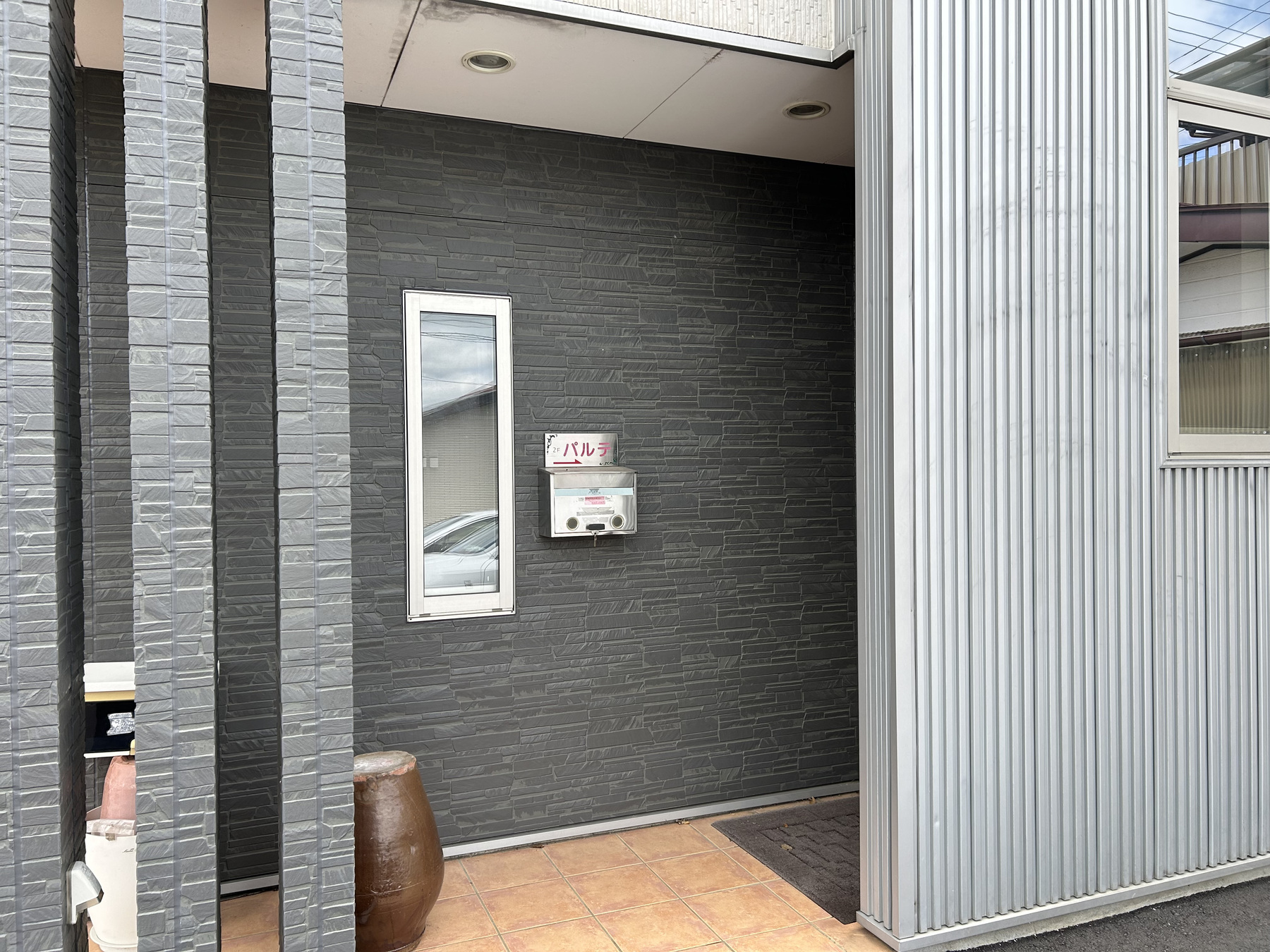 パルテの案内板がある建物入口