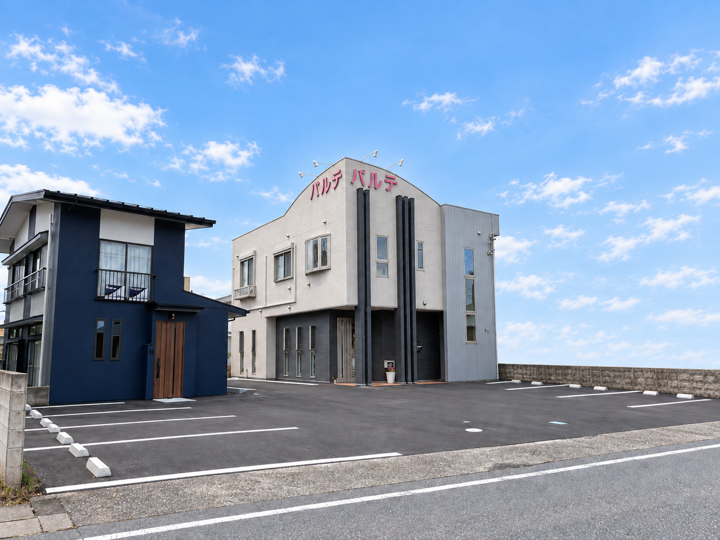 ウェディング パルテの外観。左の青い建物と手前の駐車場も同じ敷地